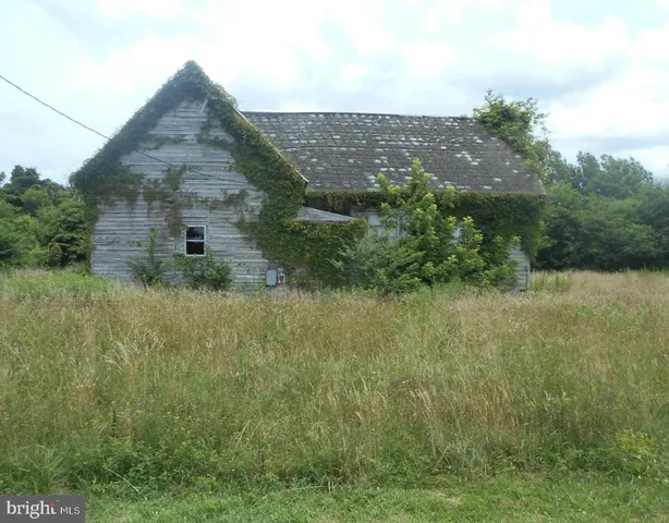 a view of a houses with a yard