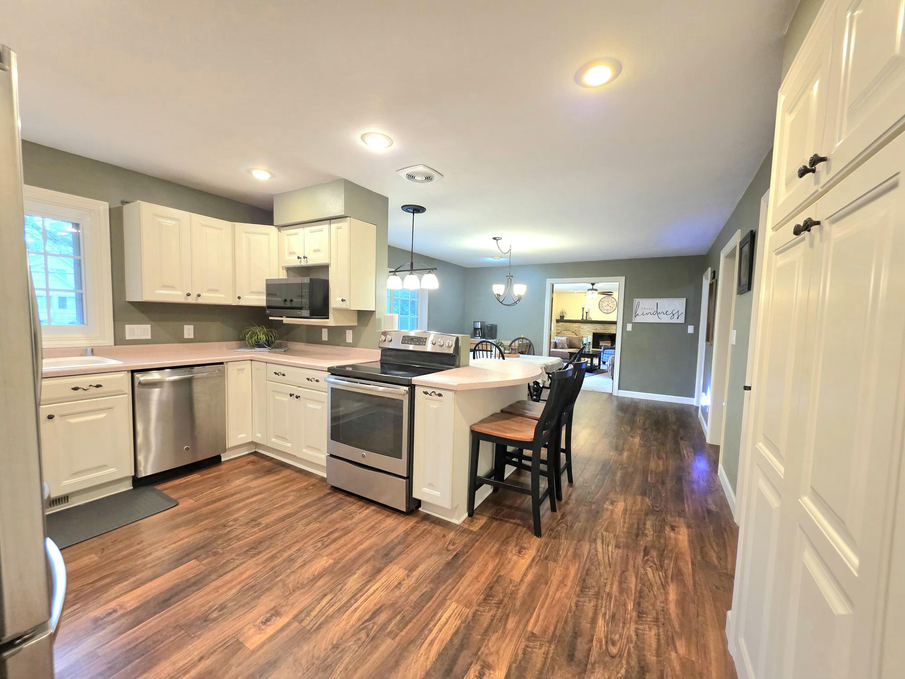 566 Riford Road Neenah, WI 54956 - Photo 10 of 63 Kitchen