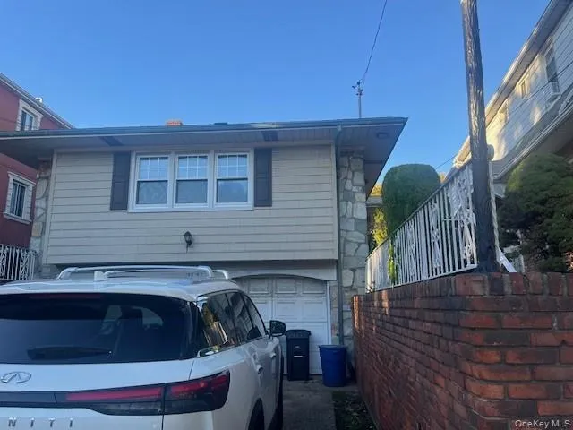 a view of entryway with a house