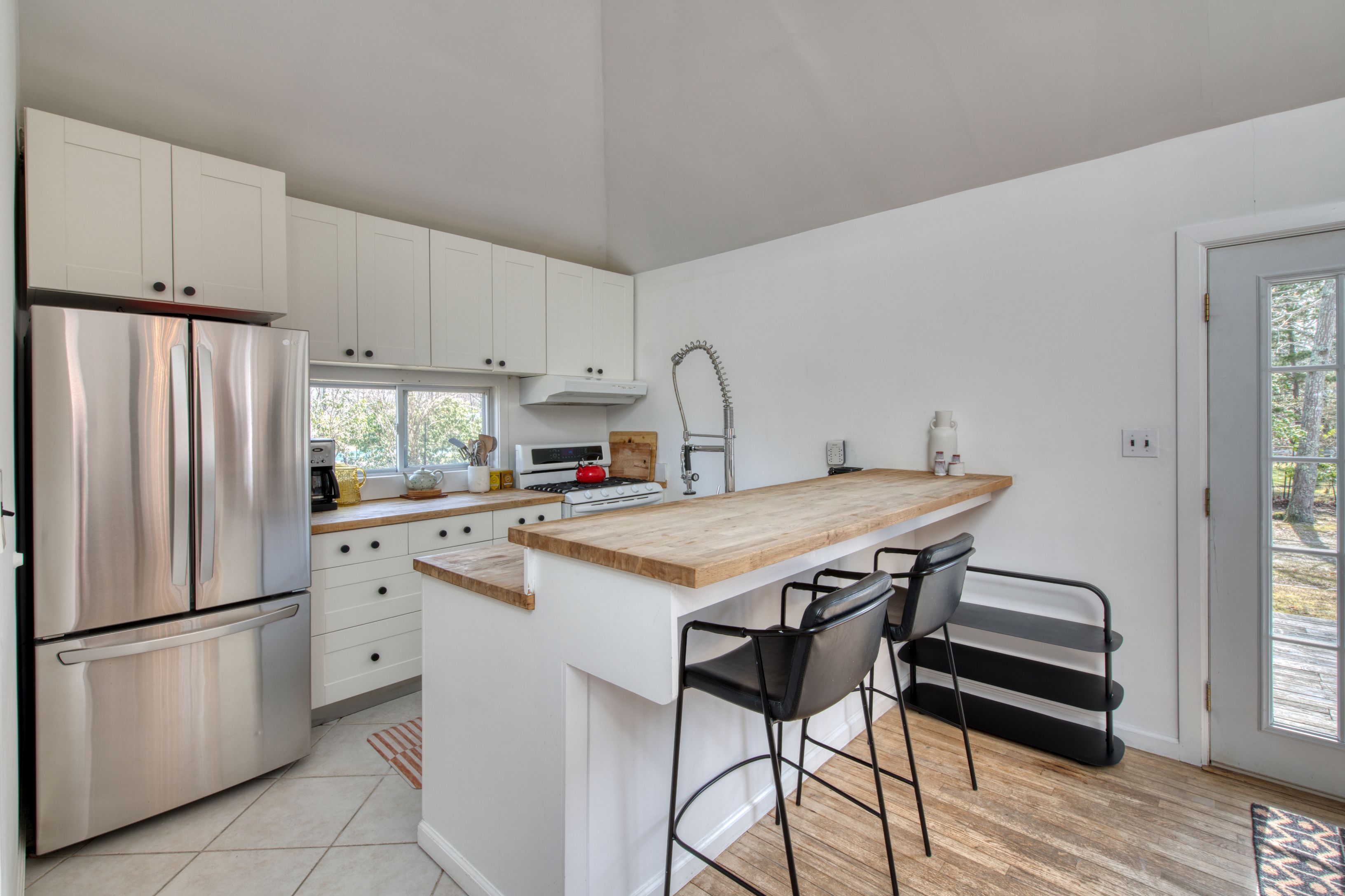 73 Camberly Road East Hampton, NY 11937 - Photo 4 of 8