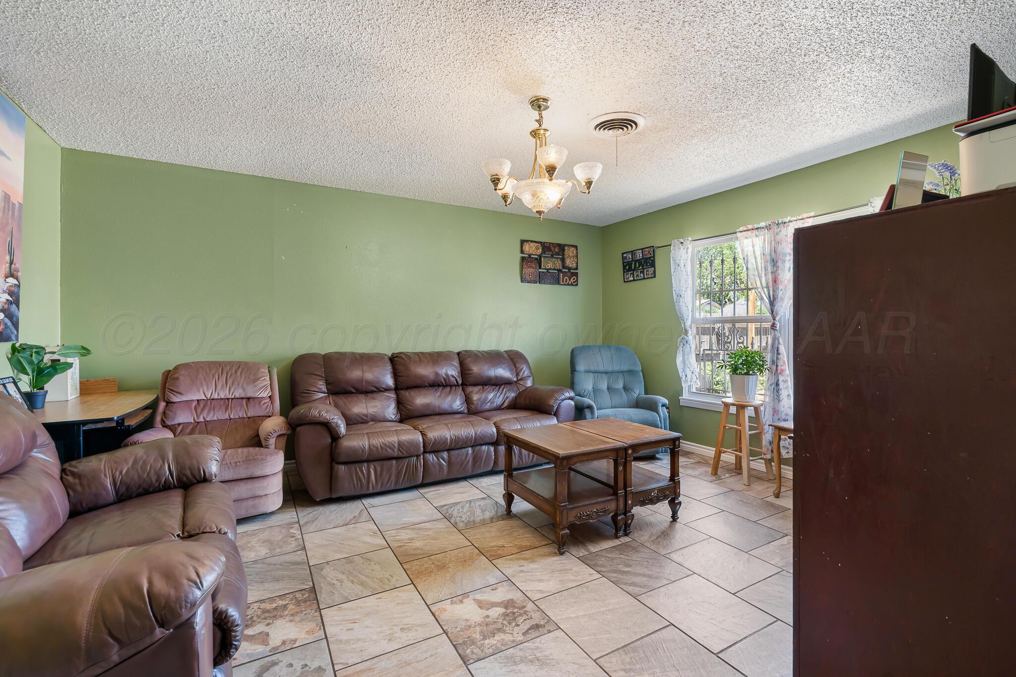 2811 Carter Street Amarillo, TX 79103 - Photo 13 of 30 LIVING ROOM