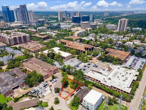 a view of a backyard of the house