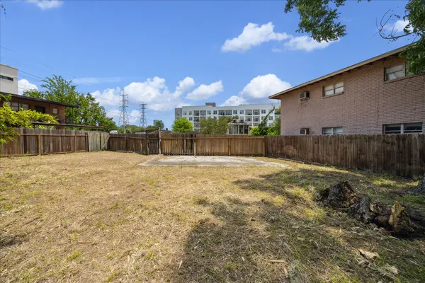a view of a backyard