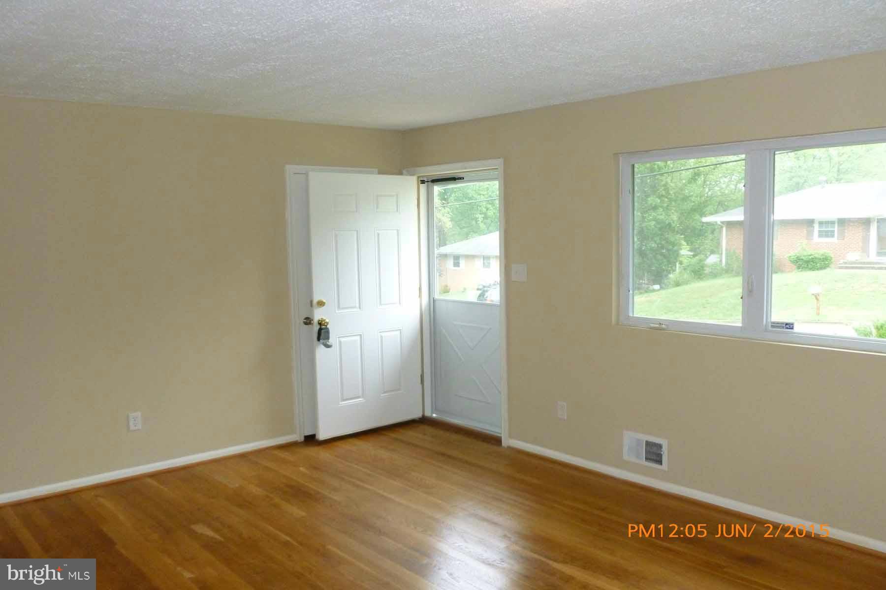 7714 Beechnut Road Capitol Heights, MD 20743 - Photo 3 of 30 Living Room
