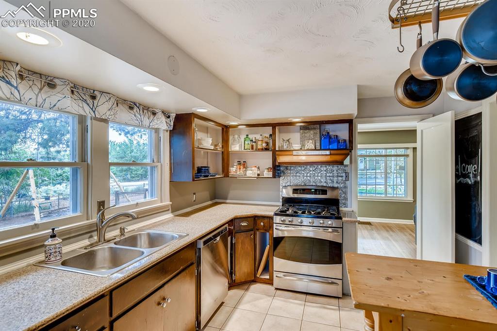 917 Prairie Road Colorado Springs, CO 80909 - Photo 9 of 27 Gas stove!