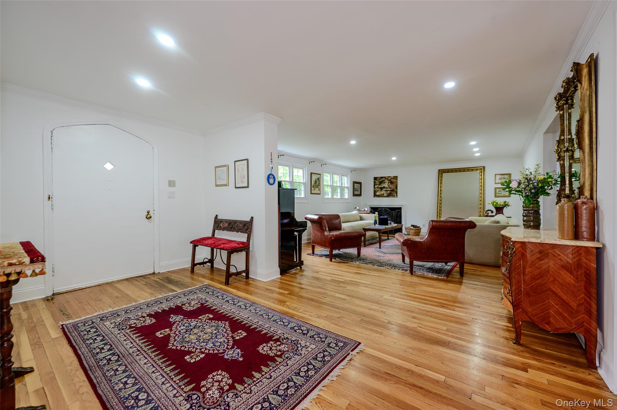 27 Ridge Drive East Great Neck, NY 11021 - Photo 3 of 38