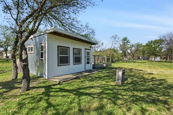 a view of a house with backyard