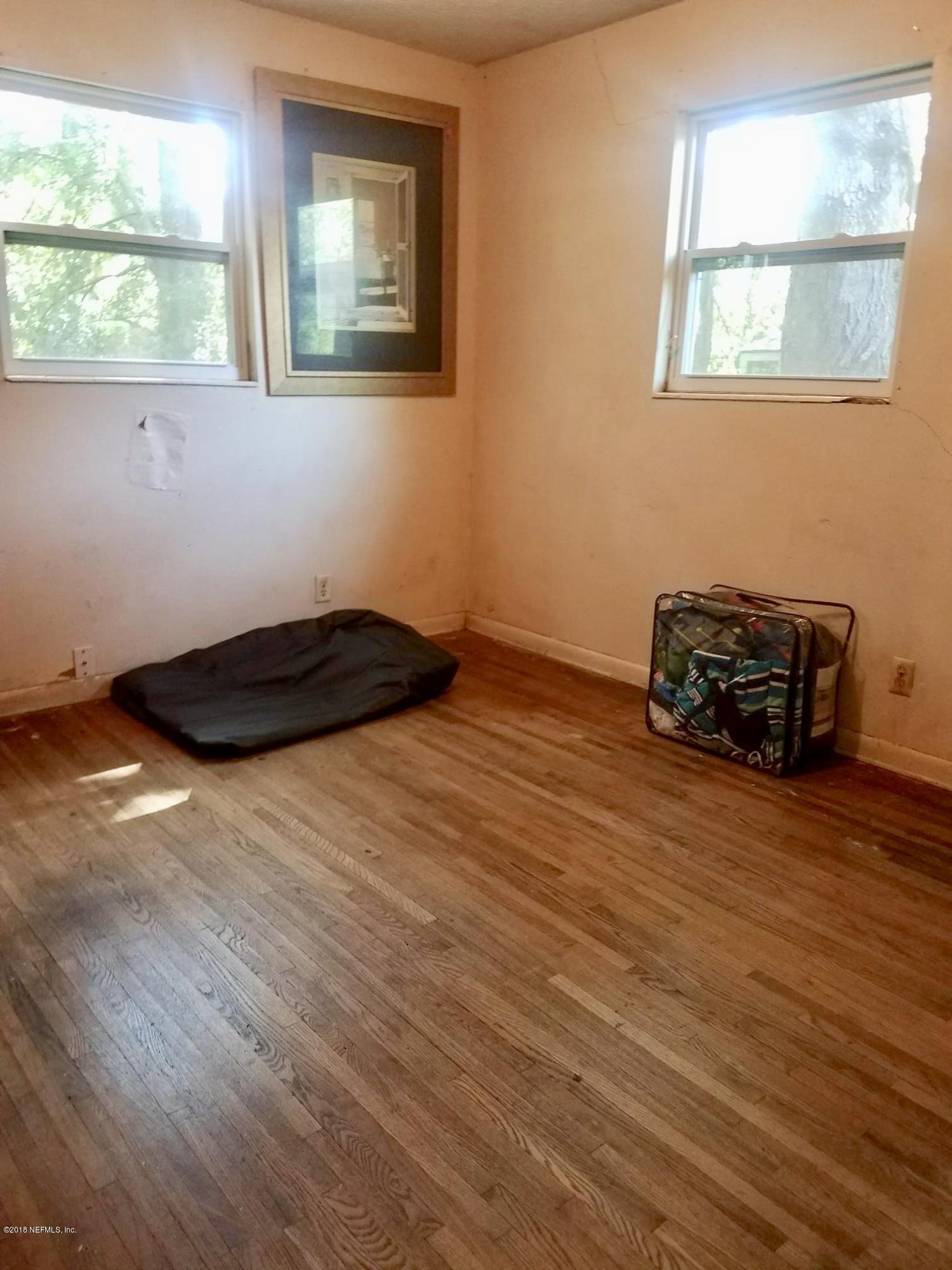 2412 Automobile Drive Jacksonville, FL 32209 - Photo 5 of 10 a bedroom with a bed and a window