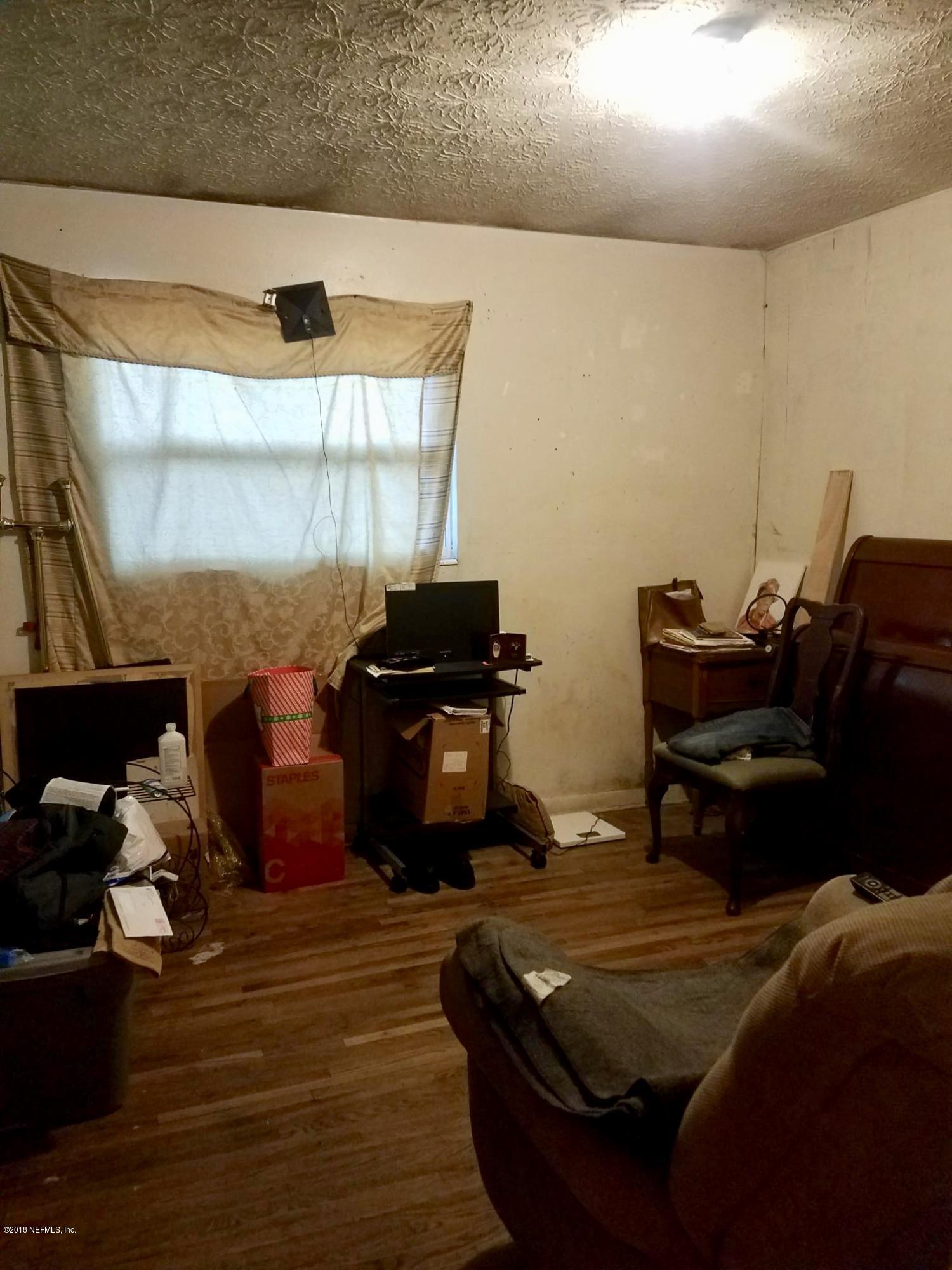 2412 Automobile Drive Jacksonville, FL 32209 - Photo 6 of 10 a room with furniture and a window