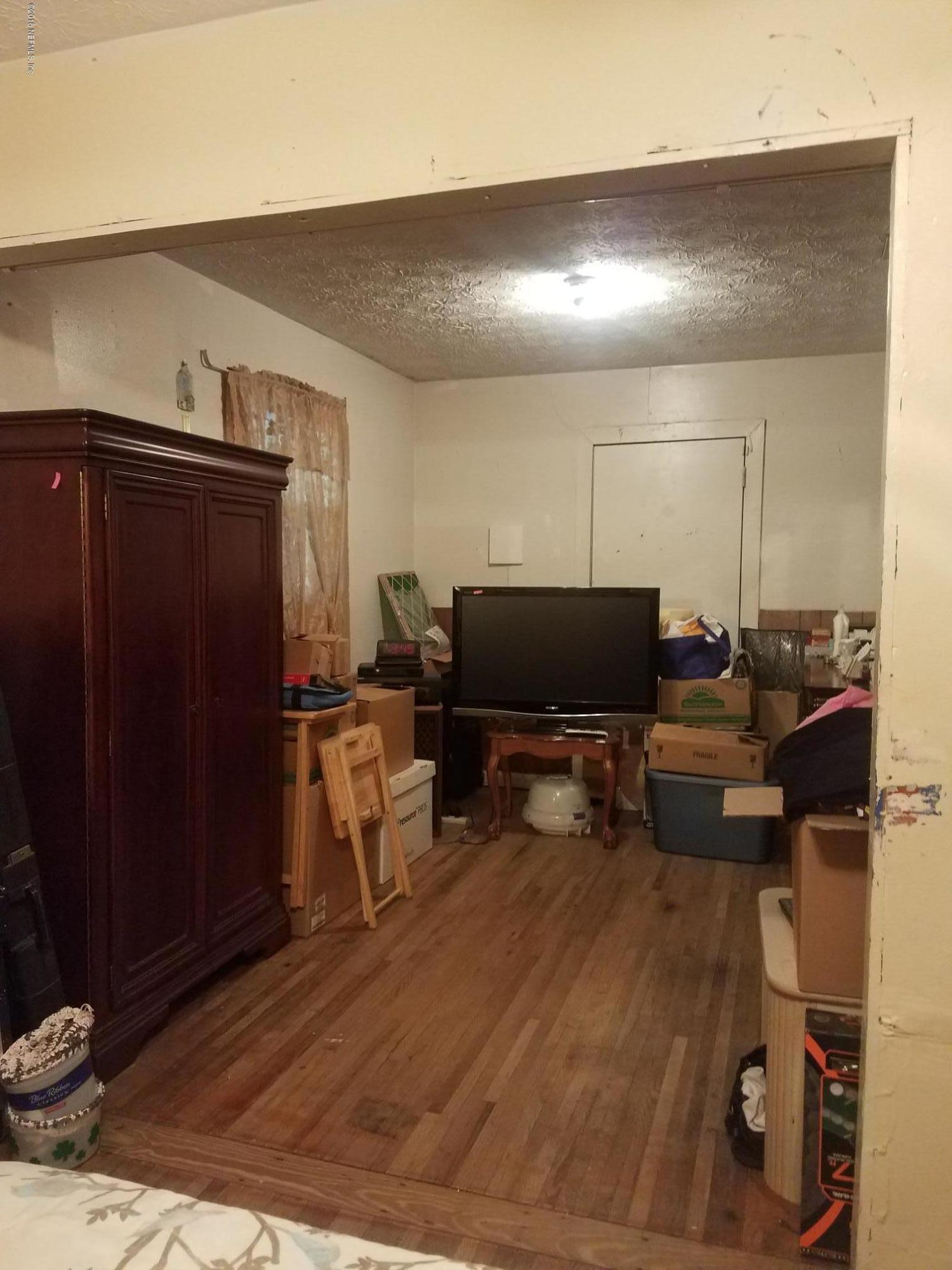 2412 Automobile Drive Jacksonville, FL 32209 - Photo 9 of 10 a living room with furniture and a flat screen tv