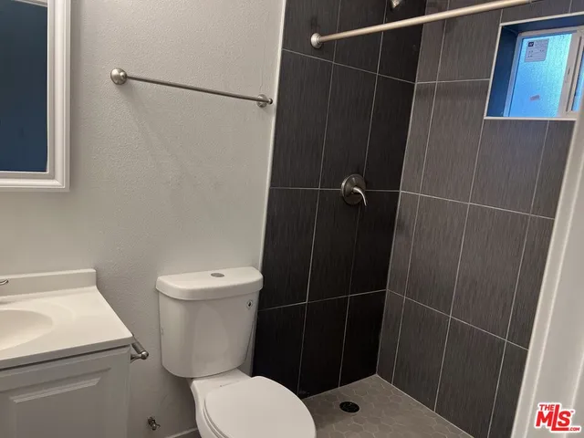 $1,799 | 233 North Park View Street, Unit 11, Los Angeles, CA 90026