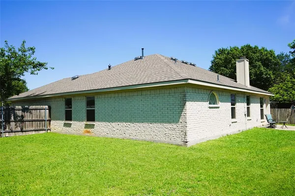 $2,300 | 6322 Woolwich Drive, Arlington, TX 76001