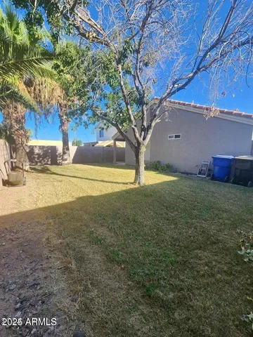 a view of back yard of the house