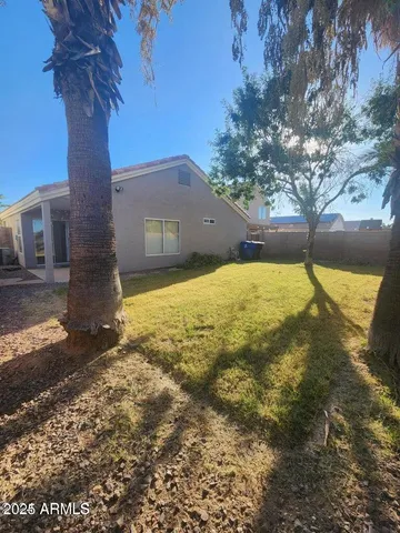 a view of back yard of the house