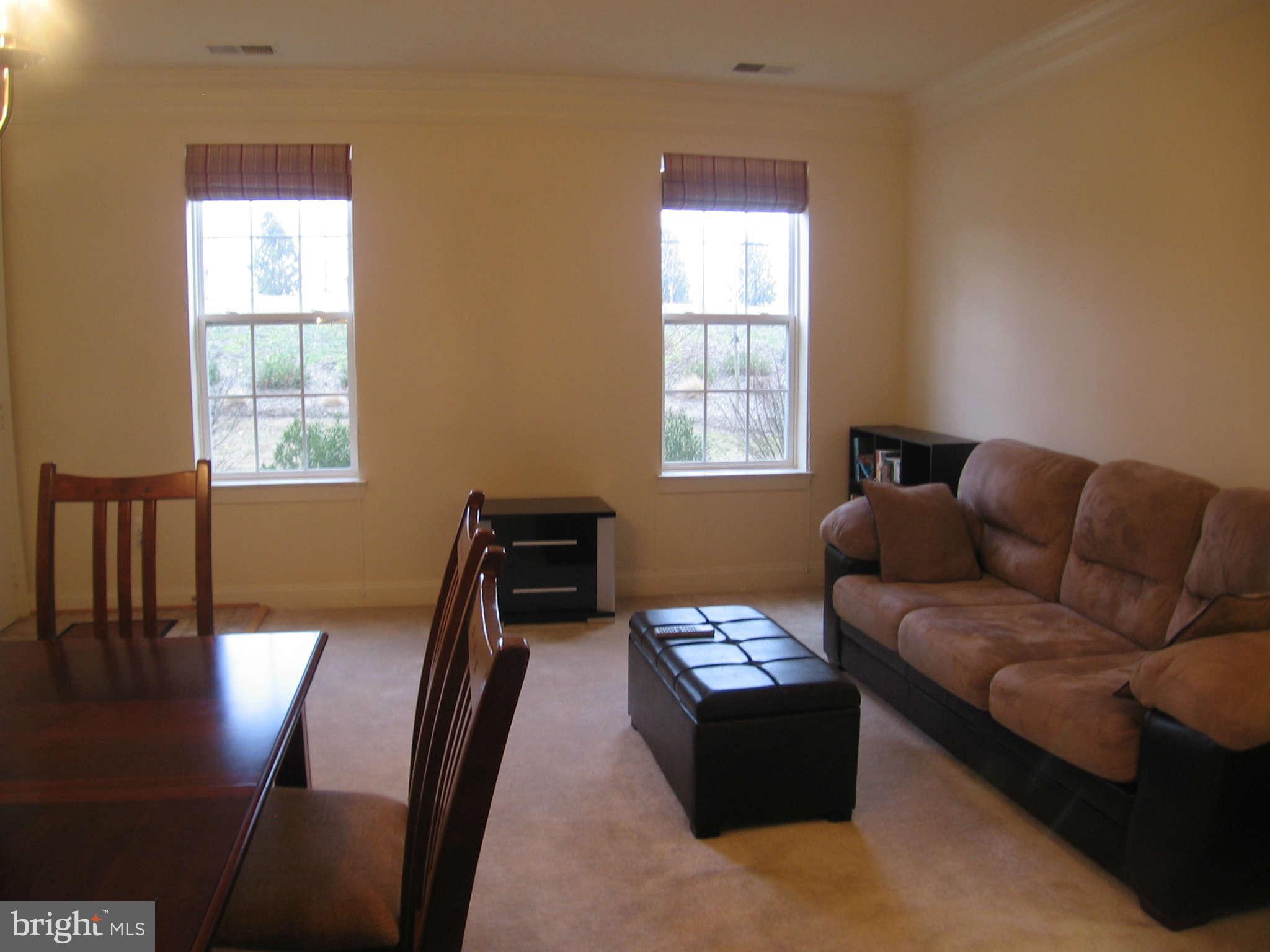 4106 Potomac Highlands Circle, Unit 3 Triangle, VA 22172 - Photo 4 of 27 Living/Dining Area