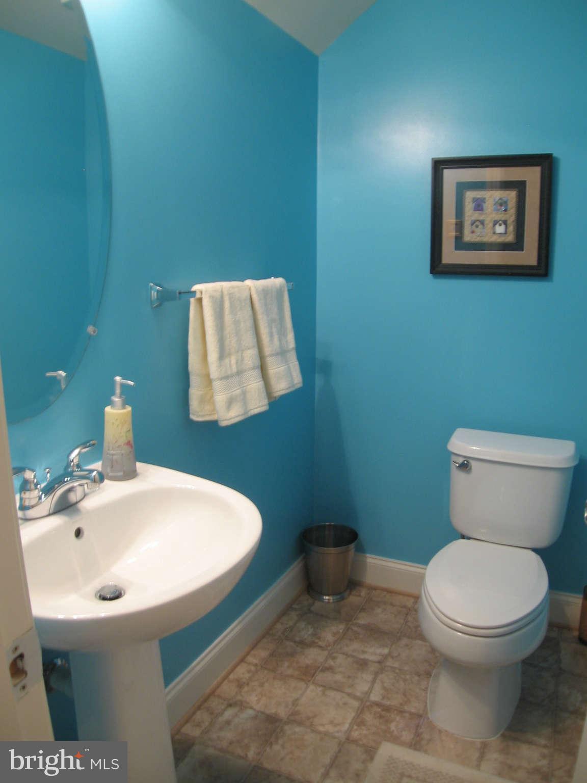 4106 Potomac Highlands Circle, Unit 3 Triangle, VA 22172 - Photo 9 of 27 Main Level Powder Room