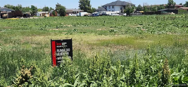 a sign that is sitting in front of a big yard