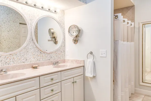 a view of livingroom with furniture