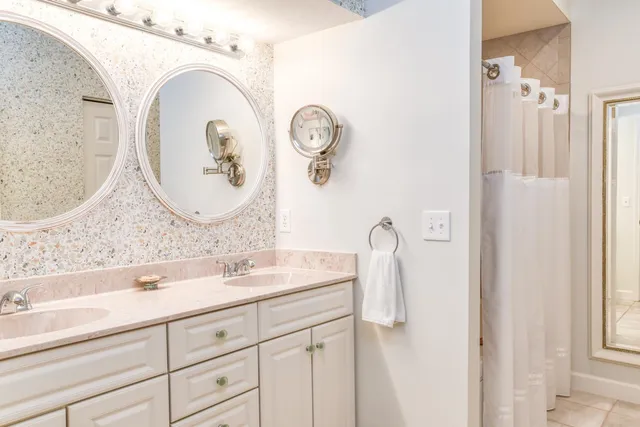 a view of livingroom with furniture