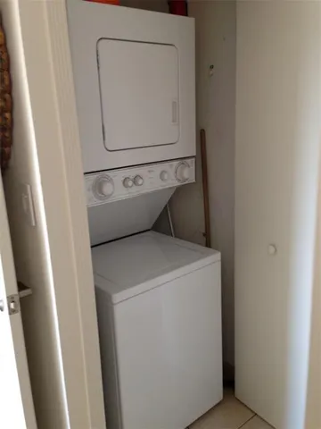 $3,050 | 1 Alhambra Circle, Unit 407, Coral Gables, FL 33134