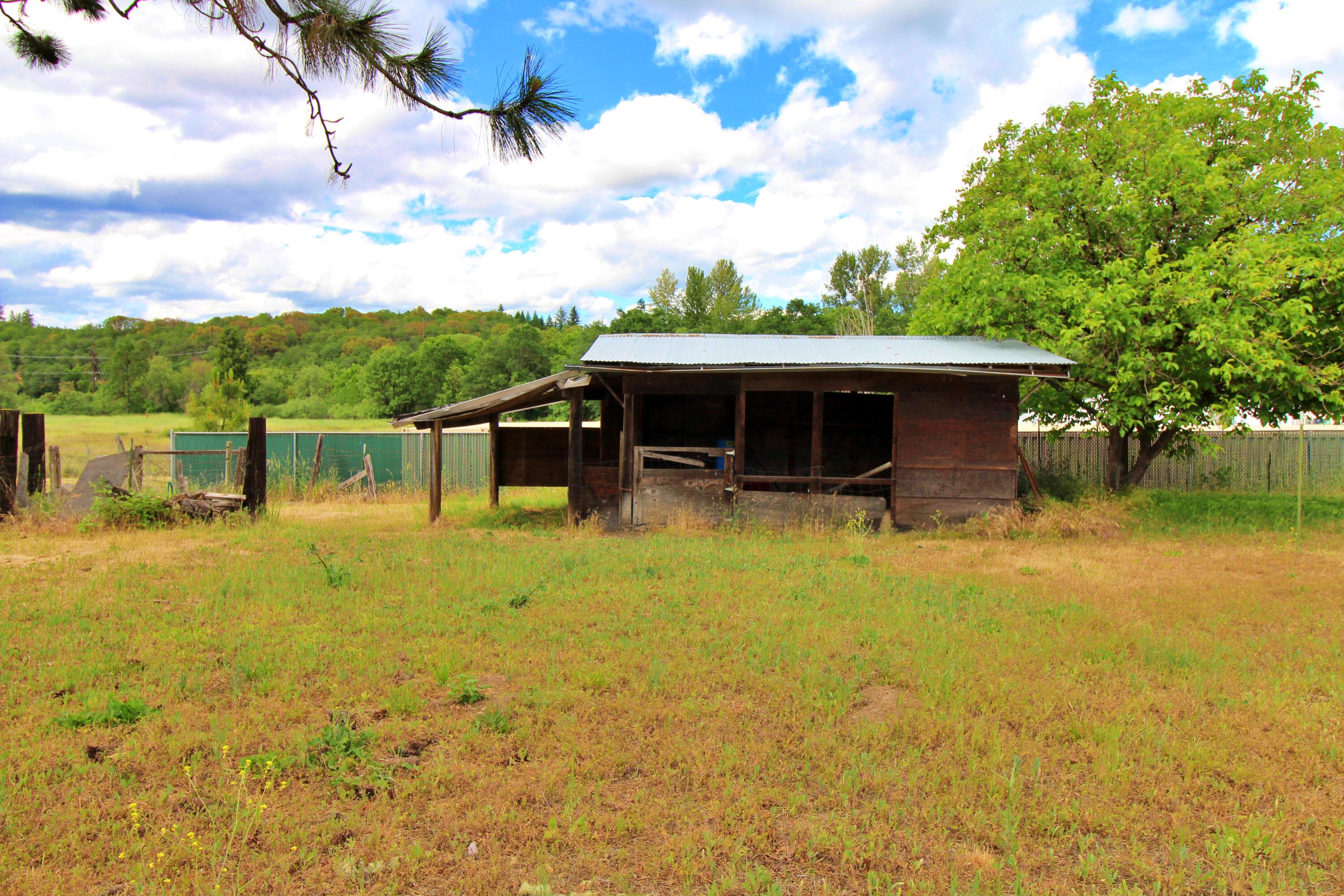 1120-a Merlin Road Grants Pass, OR 97526 - Photo 35 of 35 Livestock shelter/storage on mobile lot.