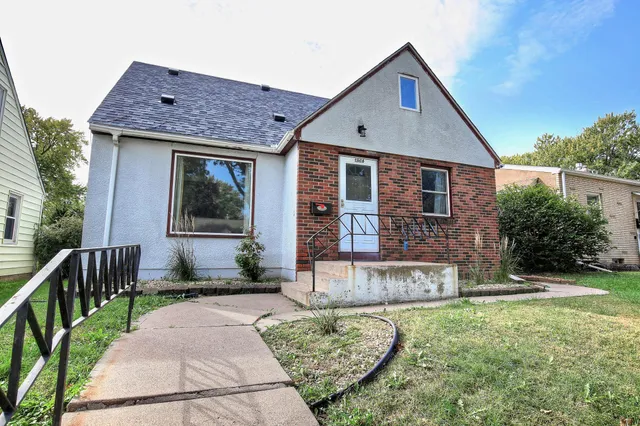 $240,000 | 1964 4th Street East, St. Paul, MN 55119