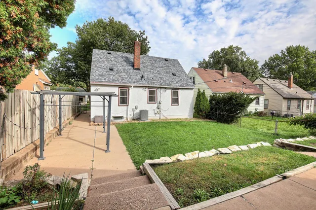 $240,000 | 1964 4th Street East, St. Paul, MN 55119