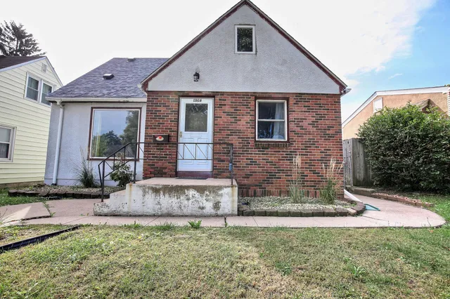 $240,000 | 1964 4th Street East, St. Paul, MN 55119