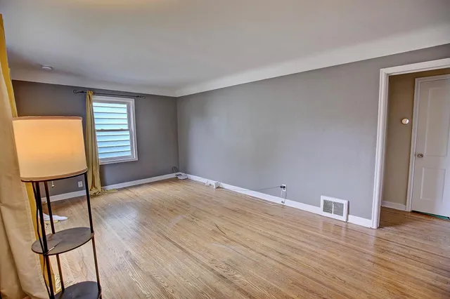 $240,000 | 1964 4th Street East, St. Paul, MN 55119