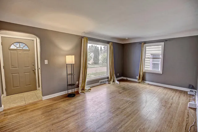 $240,000 | 1964 4th Street East, St. Paul, MN 55119