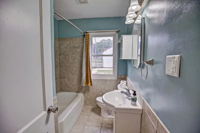 $240,000 | 1964 4th Street East, St. Paul, MN 55119