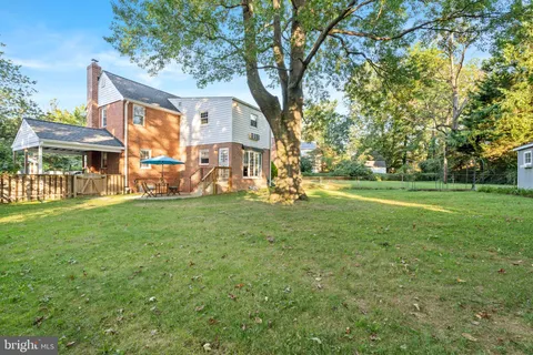 a view of a house with a big yard