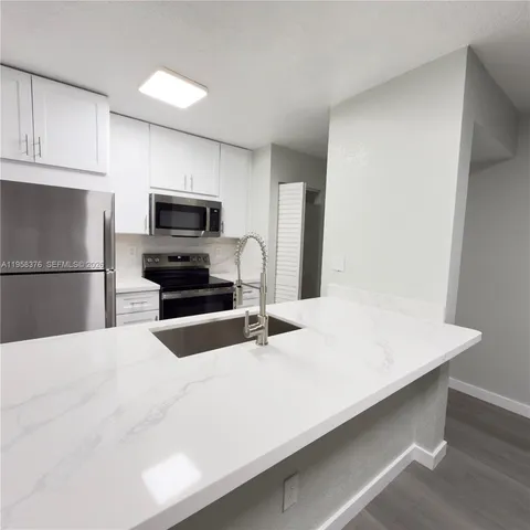 $2,600 | 18206 Mediterranean Boulevard, Unit 321, Hialeah, FL 33015