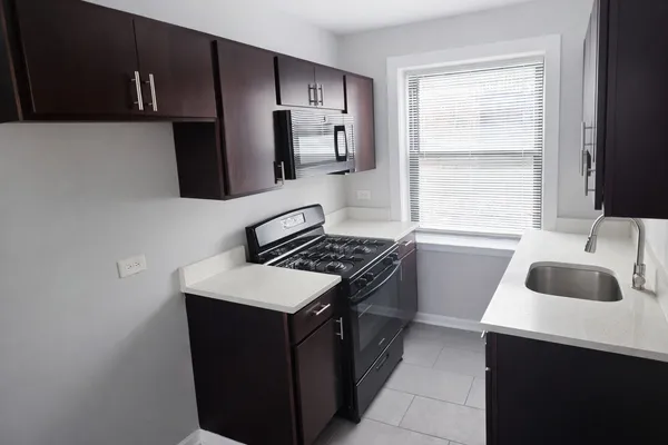 $1,200 | 2125 East 67th Street, Unit 2E, Chicago, IL 60649