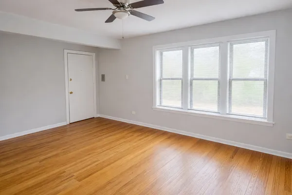 $1,200 | 2125 East 67th Street, Unit 2E, Chicago, IL 60649