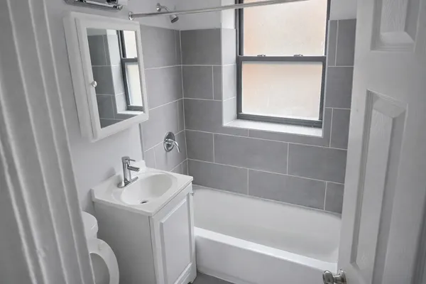 $1,200 | 2125 East 67th Street, Unit 2E, Chicago, IL 60649