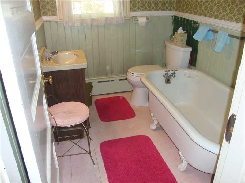 40 Eastnor Road Newport, RI 02840 - Photo 11 of 11 Bathroom.