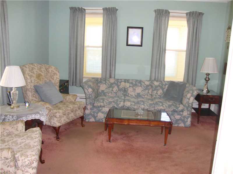 40 Eastnor Road Newport, RI 02840 - Photo 5 of 11 Living Room.