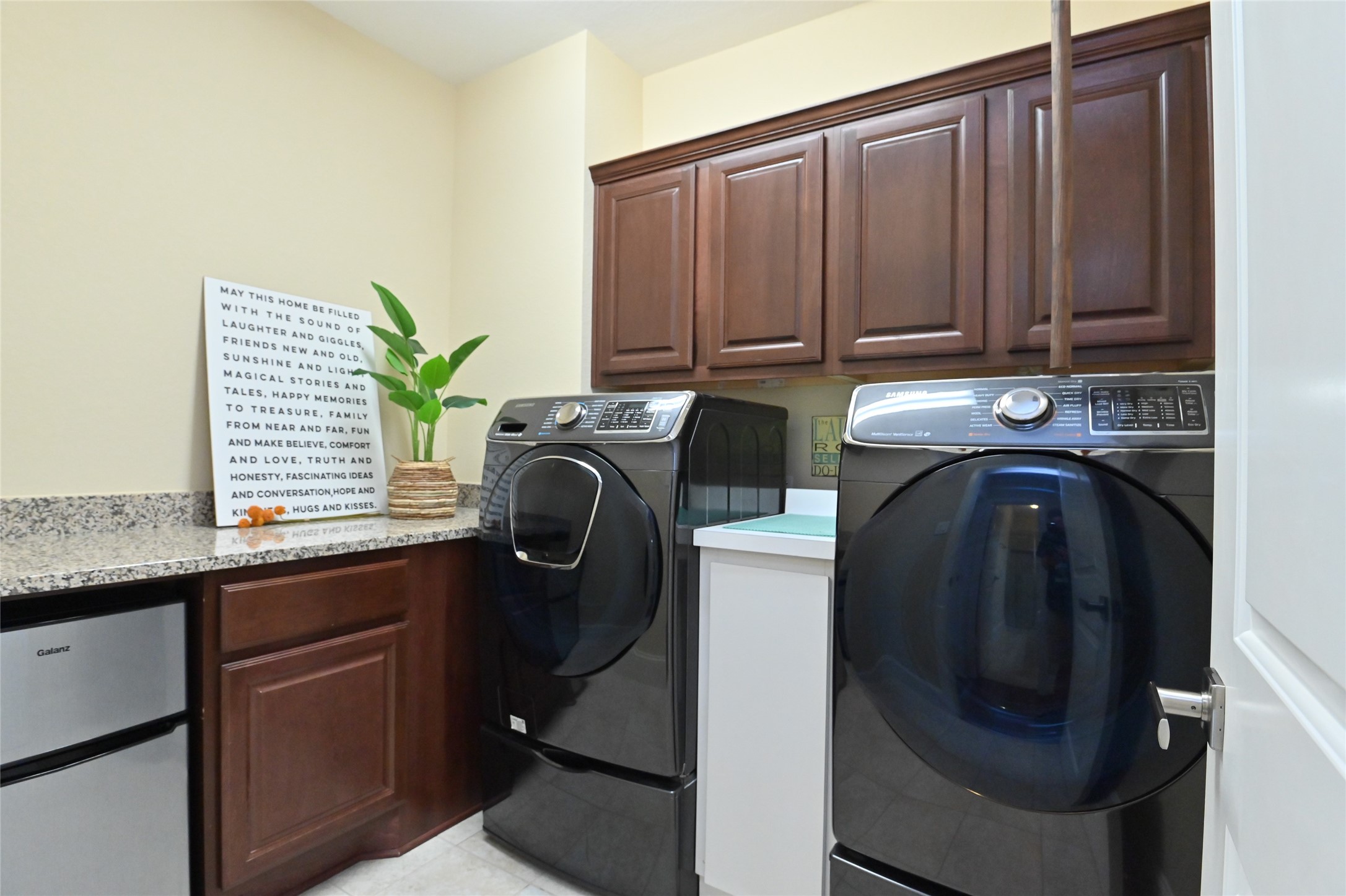 11906 McNabb Lane Houston, TX 77082 - Photo 15 of 45 a view of kitchen with washer and dryer