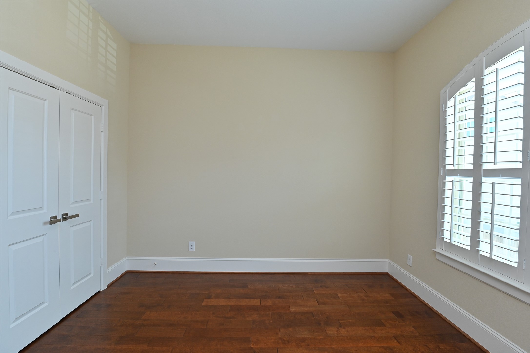 11906 McNabb Lane Houston, TX 77082 - Photo 17 of 45 an empty room with wooden floor and windows