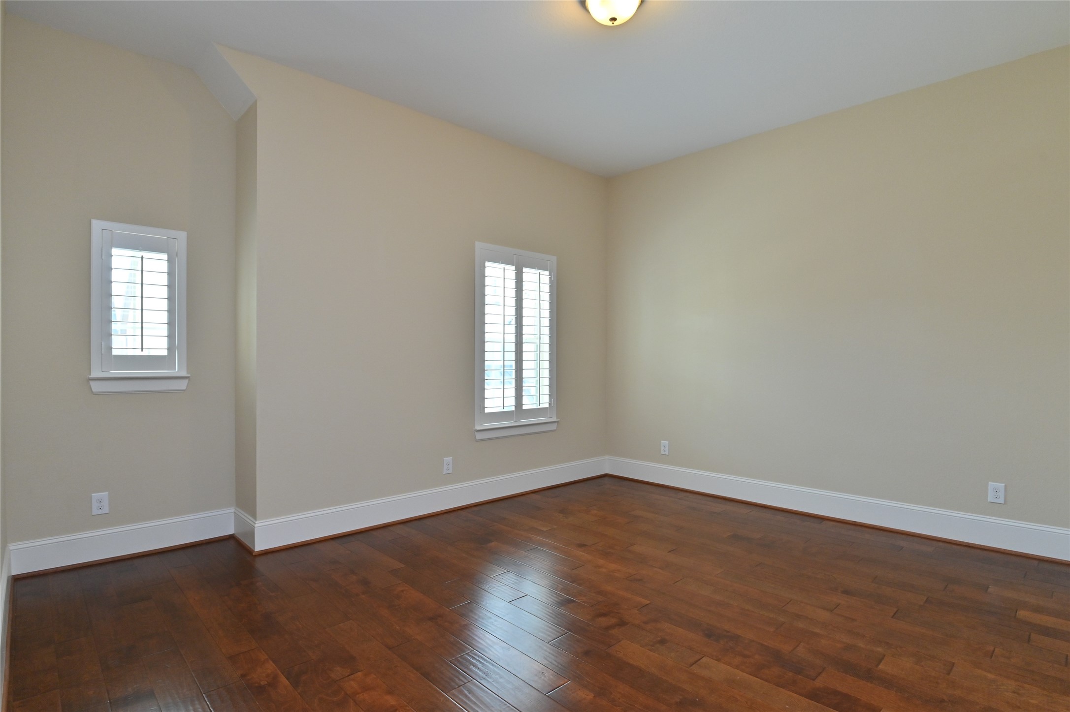 11906 McNabb Lane Houston, TX 77082 - Photo 19 of 45 an empty room with wooden floor and windows