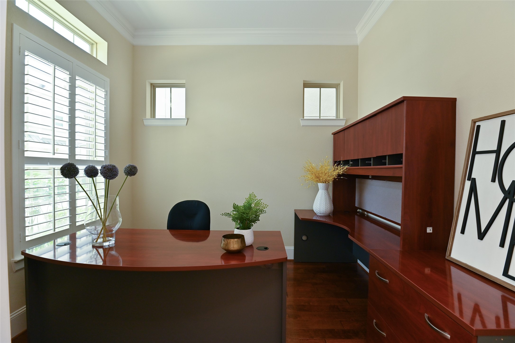 11906 McNabb Lane Houston, TX 77082 - Photo 2 of 45 a living room with furniture and a window