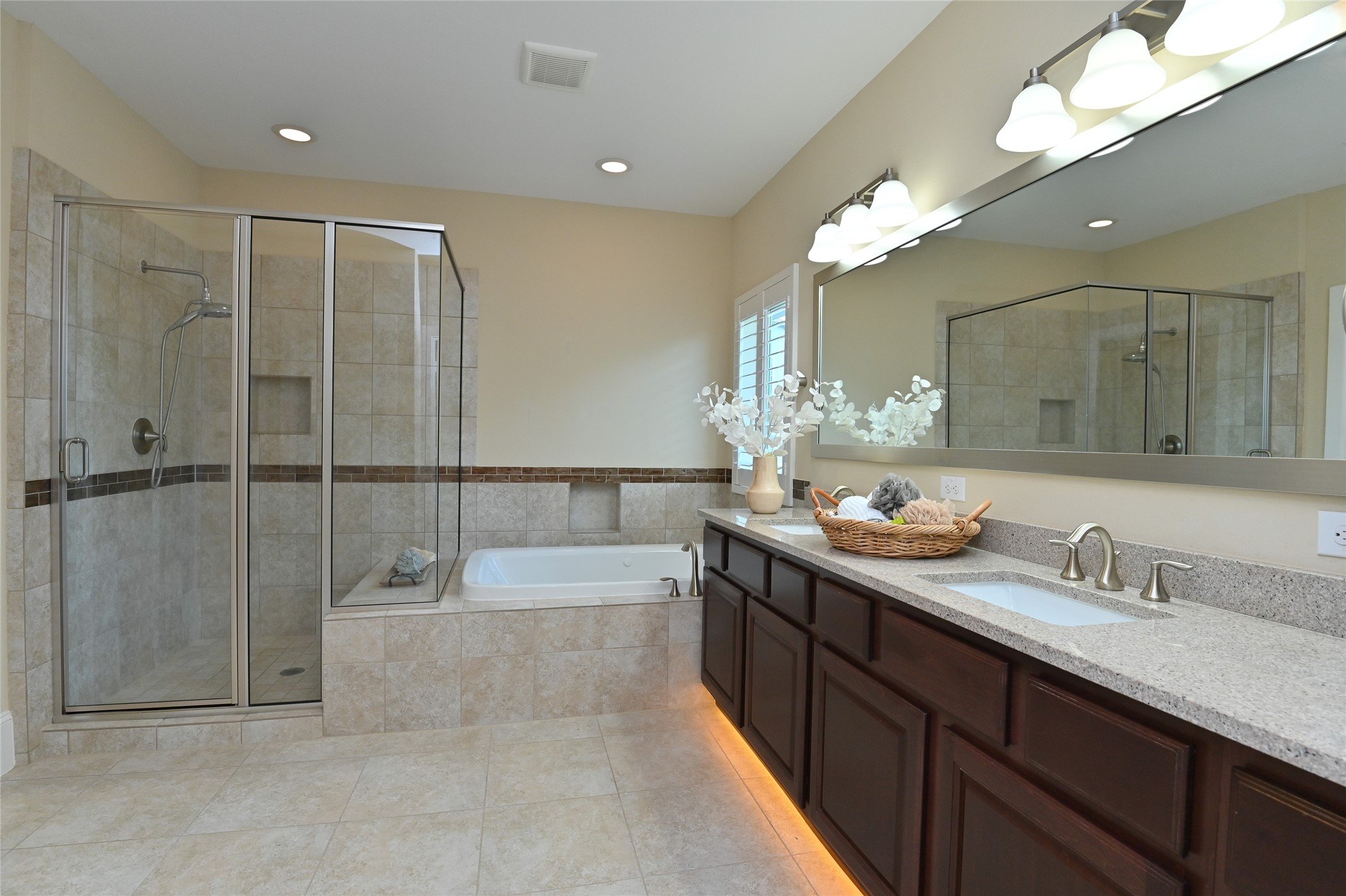 11906 McNabb Lane Houston, TX 77082 - Photo 24 of 45 a bathroom with a tub a sink shower and mirror