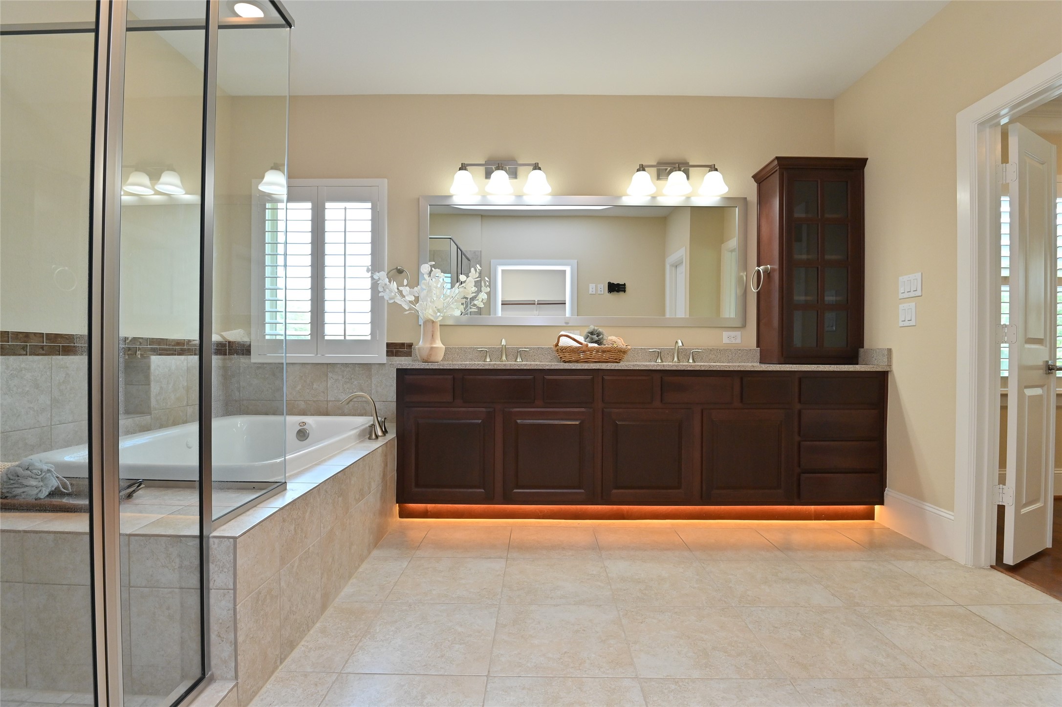 11906 McNabb Lane Houston, TX 77082 - Photo 25 of 45 a bathroom with a tub double sink and mirror