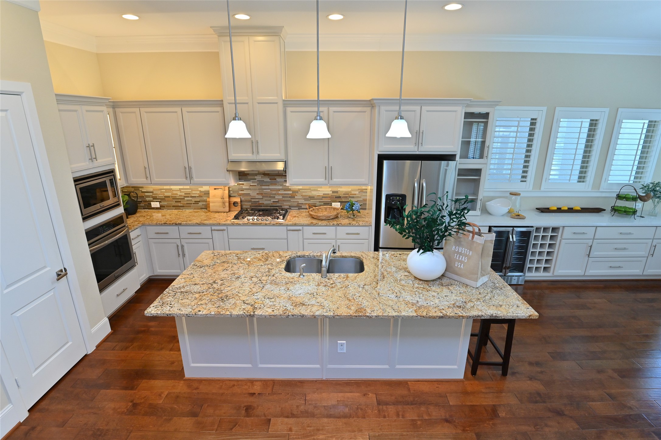 11906 McNabb Lane Houston, TX 77082 - Photo 31 of 45 a kitchen with a table and chairs in it
