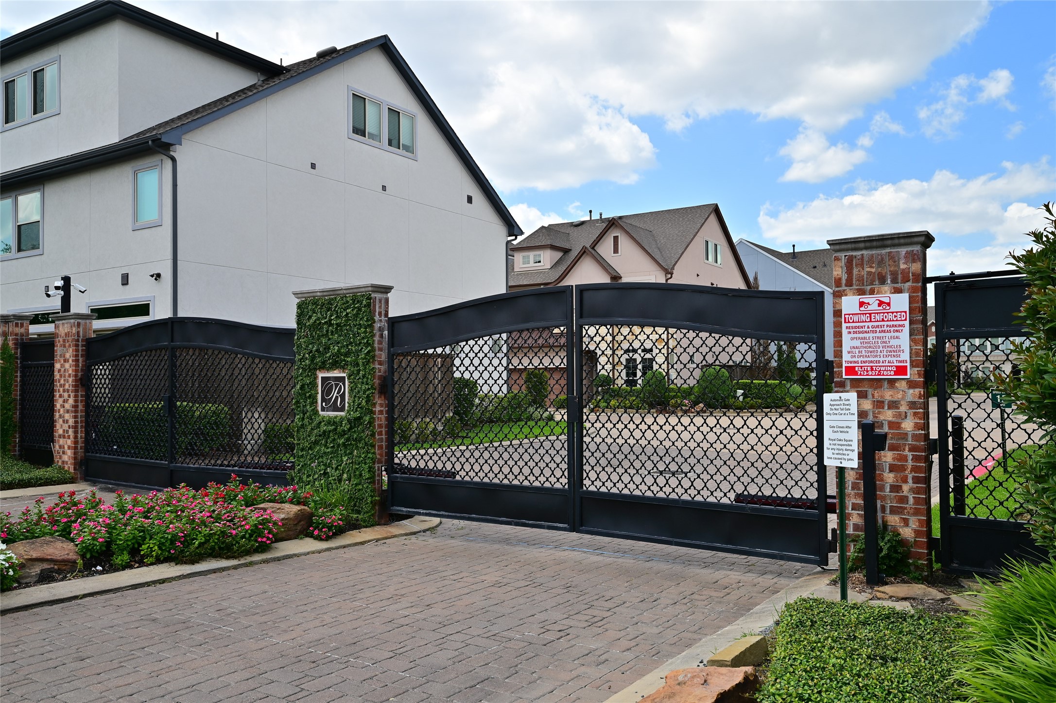11906 McNabb Lane Houston, TX 77082 - Photo 45 of 45 a front view of a house having garden