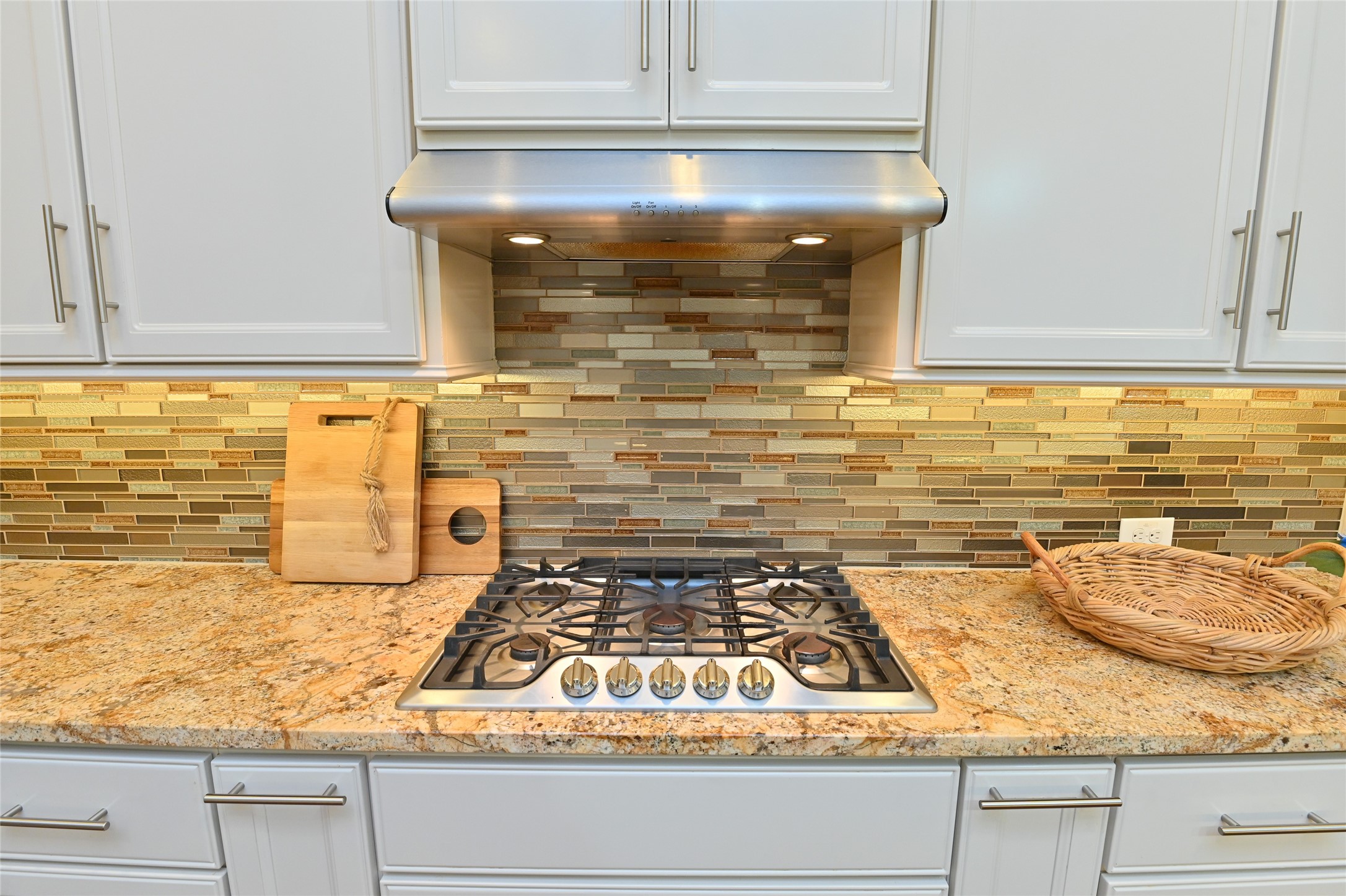 11906 McNabb Lane Houston, TX 77082 - Photo 5 of 45 a kitchen with granite countertop stainless steel appliances and cabinets
