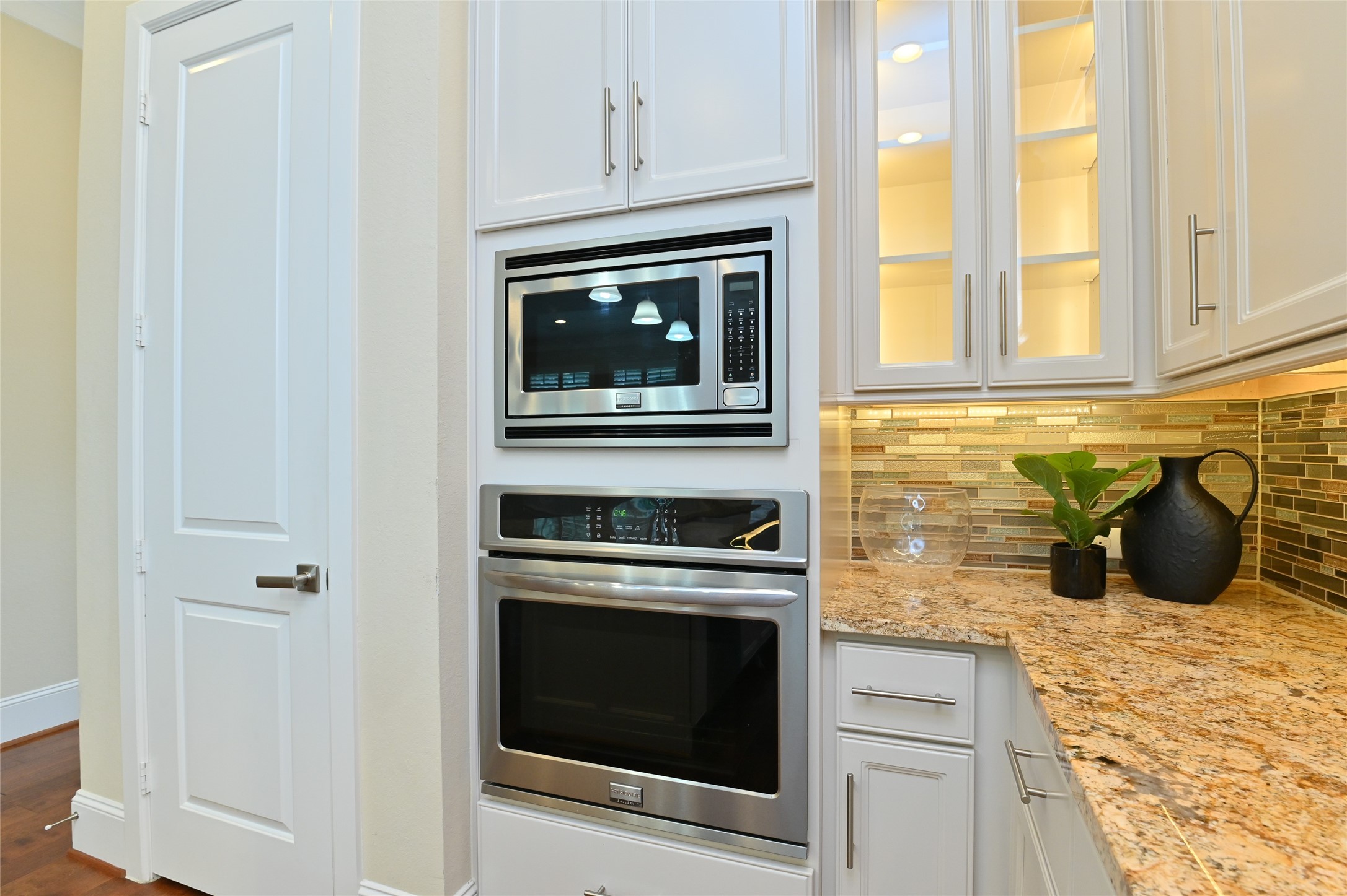 11906 McNabb Lane Houston, TX 77082 - Photo 9 of 45 a kitchen with granite countertop white cabinets and a stove