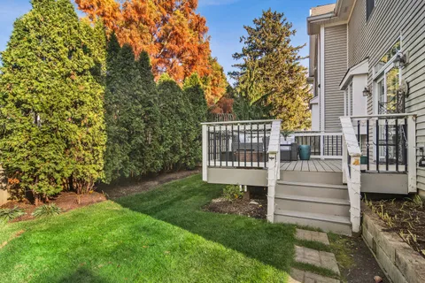 a view of front of a house with a yard