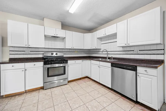 $300,000 | 1020 South Park Boulevard, Streamwood, IL 60107